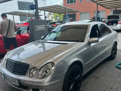 Gebraucht Mercedes E240 180 PS (132 kW) 2002 Silber Limousine