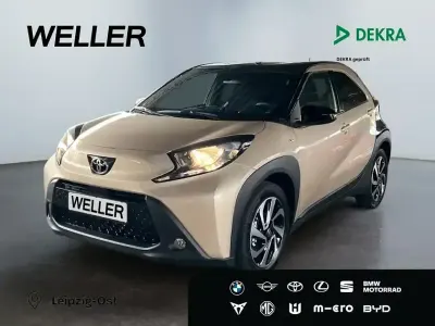 Gebraucht Toyota Aygo 72 PS (52 kW) 2025 Ginger beige / night sky black Kleinwagen