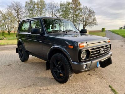 gebraucht Lada Urban 4x4 Black Edition 15500 km Top Gepflegt