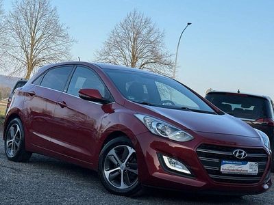 Rot Gebraucht 2017 Hyundai i30 Passion Limousine | 6.999 € (Fairer Preis)