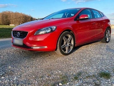 Second-hand Volvo V40 Kinetic 190 CP (139 kW) 2015 Roșu Berlinǎ