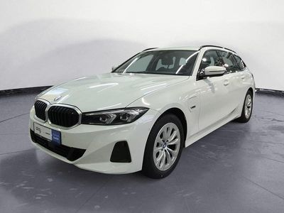 Weiß Gebraucht 2022 BMW 330e Sport Line Kombi | 26.490 € (Guter Preis)