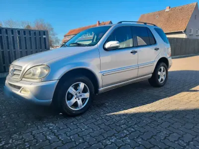 Gebraucht Mercedes ML270 163 PS (119 kW) 2001 Silber SUV