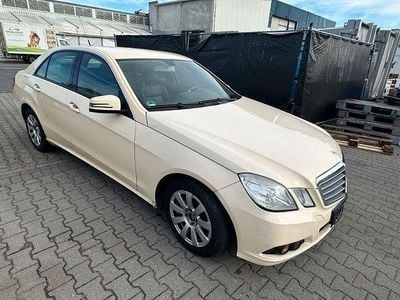 Gelb Gebraucht 2011 Mercedes E200 Limousine | 2.999 € (Guter Preis)