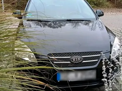 Gebraucht Kia Ceed 109 PS (80 kW) 2009 Schwarz Kleinwagen