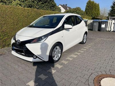 Gebraucht Toyota Aygo X-play 69 PS (50 kW) 2016 Weiß Kleinwagen