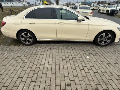 Gebraucht Mercedes E220 2019 Beige Limousine
