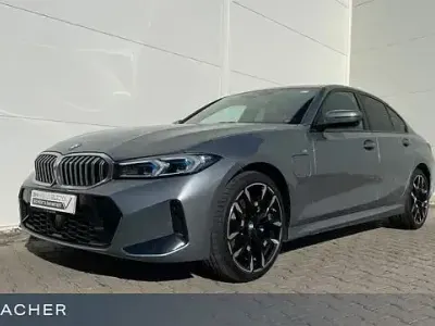 Gebraucht BMW 330e M Sport 292 PS (214 kW) 2025 Skyscraper grau metallic Limousine