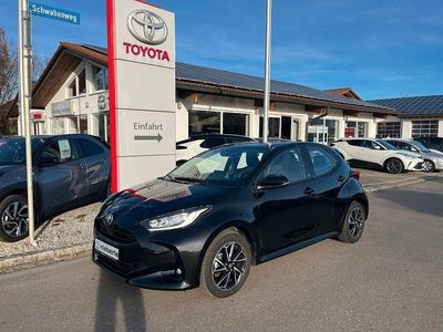 Schwarz Gebraucht 2023 Toyota Yaris Hybrid Team Limousine | 19.990 € (Fairer Preis)