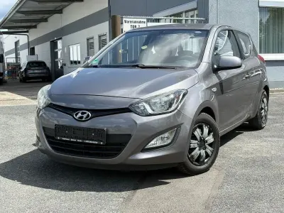 Gebraucht Hyundai i20 Edition 86 PS (63 kW) 2012 Grau Kleinwagen