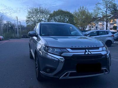 Gebraucht Mitsubishi Outlander Diamant Edition 150 PS (110 kW) 2020 Silber SUV