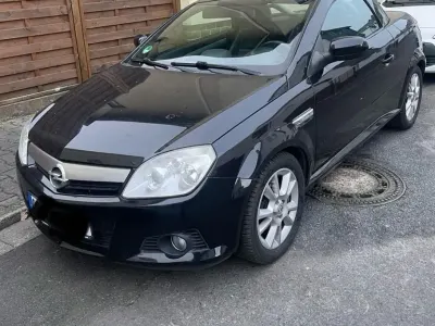 Używany Opel Tigra 125 KM (91 kW) 2005 Czarny Kabriolet