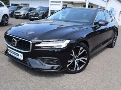 Gebraucht Volvo V60 Core 163 PS (119 kW) 2024 Onyx black / metallic Kombi