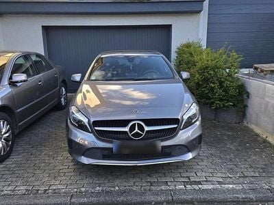 Gebraucht Mercedes A180 109 PS (80 kW) 2017 Grau Kleinwagen