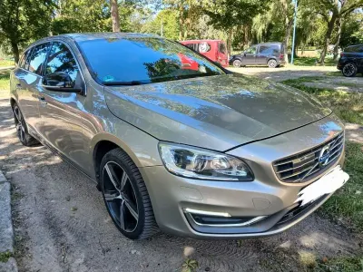 Gebraucht Volvo V60 181 PS (133 kW) 2015 Silber Kombi