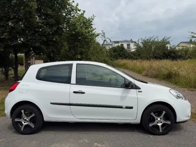 Gebraucht Renault Clio IV 75 PS (55 kW) 2012 Weiß Limousine