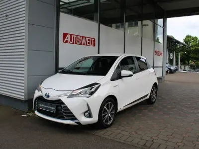 Gebraucht Toyota Yaris Hybrid Club 101 PS (74 kW) 2019 Weiß Limousine