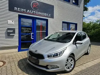 Gebraucht Kia Ceed DREAM-TEAM Edition 135 PS (99 kW) 2015 Machine silver Kleinwagen