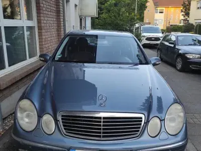 Gebraucht Mercedes E240 Avantgarde 177 PS (130 kW) 2002 Blau Limousine