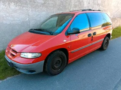 Usado Chrysler Voyager 150 CV (110 kW) 2000 Rojo Monovolumen