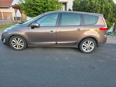 Gebraucht Renault Grand Scénic III 150 PS (110 kW) 2010 Braun Van / Kleinbus