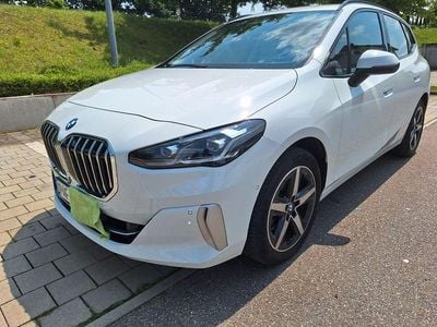 Weiß Gebraucht 2023 BMW 218 Active Tourer Luxury Line Van / Kleinbus | 26.250 € (Fairer Preis)