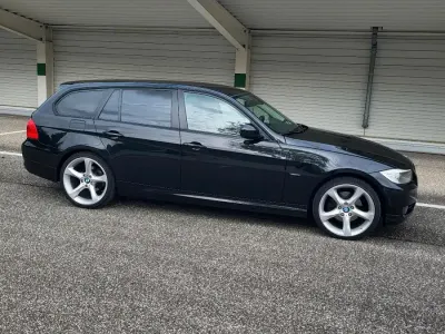 Gebraucht BMW 320 184 PS (135 kW) 2010 Schwarz Kombi