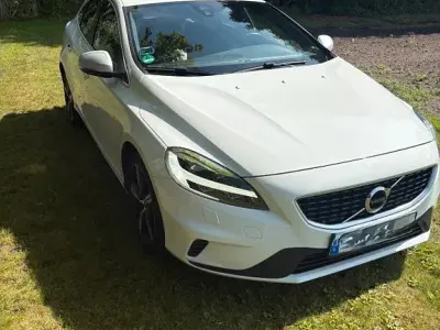 Gebraucht Volvo V40 R-Design 122 PS (89 kW) 2018 Weiß Limousine