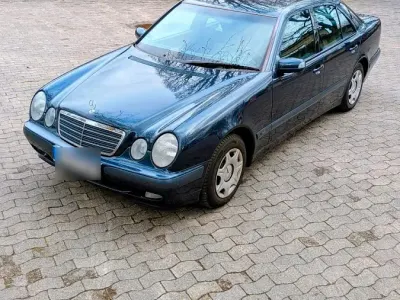 Gebraucht Mercedes E240 170 PS (125 kW) 2000 Blau Limousine