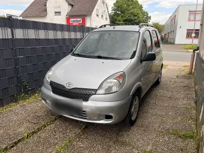 Gebraucht Toyota Yaris Verso 86 PS (63 kW) 2002 Silber Van / Kleinbus