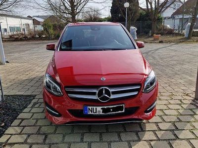 Gebraucht Mercedes B200 136 PS (100 kW) 2018 Rot Van / Kleinbus