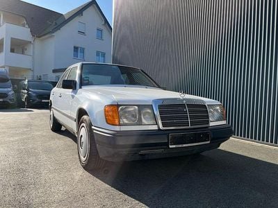 Begagnad Mercedes E260 160 HK (117 kW) 1987 Vit Sedan
