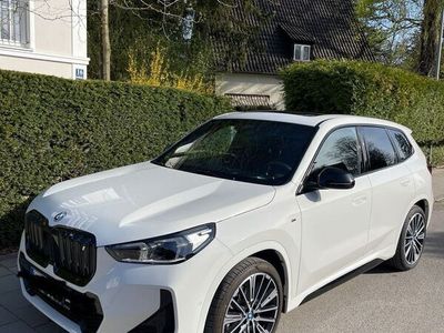 gebraucht BMW iX1 xDrive30 M Sportpaket mit Vollausstattung