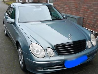 Blau Gebraucht 2005 Mercedes E240 Limousine | 8.000 €