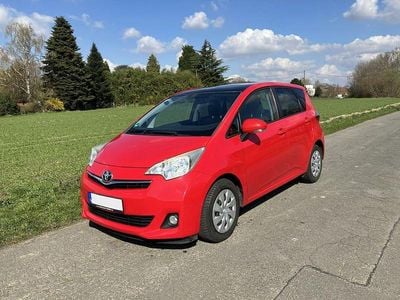 Gebraucht Toyota Verso-S Life 90 PS (66 kW) 2011 Rot Van / Kleinbus