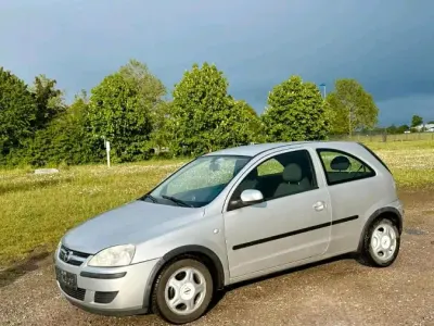 Używany Opel Corsa 56 KM (41 kW) 2004 Srebrny Hatchback