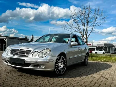 Używany Mercedes E220 Classic 150 KM (110 kW) 2004 Srebrny Sedan/Limuzyna