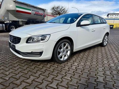 Gebraucht Volvo V60 122 PS (89 kW) 2016 Weiß Kombi