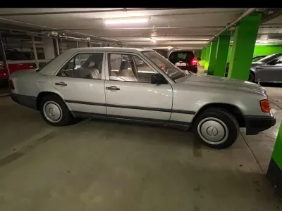 Gebraucht Mercedes E230 136 PS (100 kW) 1986 Grau Limousine