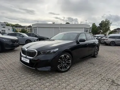 Gebraucht BMW 520 M Sport 197 PS (144 kW) 2025 Saphirschwarzmetallic Limousine