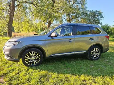Begagnad Mitsubishi Outlander 150 HK (110 kW) 2015 Grå SUV