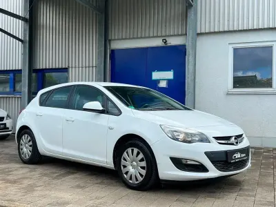 Gebraucht Opel Astra Selection 116 PS (85 kW) 2014 Weiß Limousine