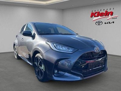 Neu Toyota Yaris Hybrid Comfort 117 PS (86 kW) 2025 Grau Limousine