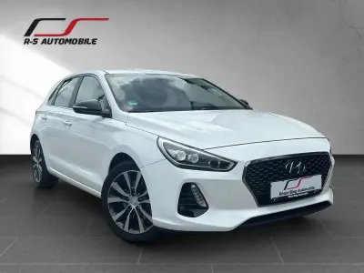 Gebraucht Hyundai i30 Intro Edition 120 PS (88 kW) 2017 Weiß Limousine