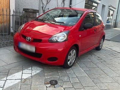 Gebraucht Toyota Aygo 68 PS (50 kW) 2013 Rot Kleinwagen