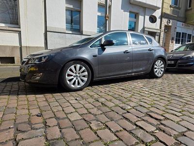 Begagnad Opel Astra Cosmo 179 HK (131 kW) 2010 Grå Sedan