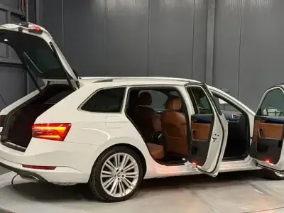 Gebraucht Skoda Superb LAURIN & KLEMENT 190 PS (139 kW) 2022 Weiß Kombi