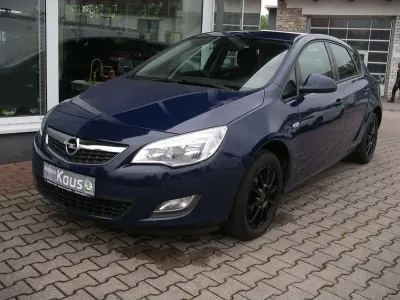 Używany Opel Astra Design Edition 87 KM (63 kW) 2012 Niebieski Sedan/Limuzyna