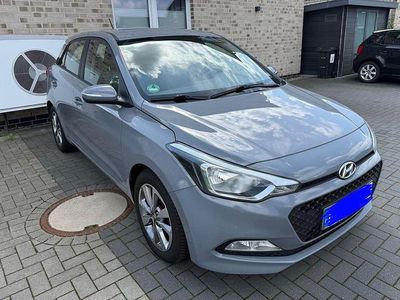 Gebraucht Hyundai i20 YES! Silver 84 PS (61 kW) 2015 Grau Limousine