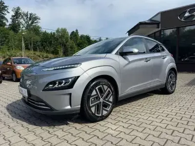 Gebraucht Hyundai Kona Trend 150 kW (204 PS) 2022 Shimmering silver / met SUV